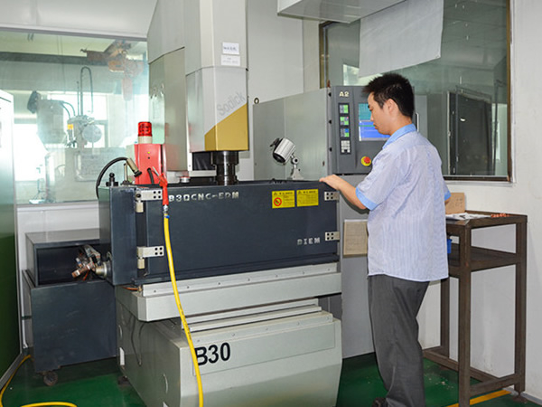How to improve the machining accuracy of molds?